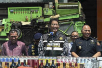 Menkeu Purbaya saat berkunjung ke wilayah Aglomerasi Pabrik Hasil Tembakau Kudus.  Foto: Instagram/ @menkeuri
