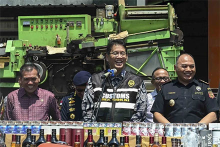 Menkeu Purbaya saat berkunjung ke wilayah Aglomerasi Pabrik Hasil Tembakau Kudus.  Foto: Instagram/ @menkeuri
