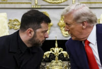 Presiden AS Donald Trump dan Presiden Ukraina Volodymyr Zelenskiy bertemu di Ruang Oval Gedung Putih, di tengah negosiasi untuk mengakhiri perang Rusia di Ukraina, di Washington, Selasa (19/8/2025).