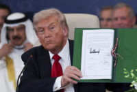 Presiden AS Donald Trump berpose dengan perjanjian yang telah ditandatangani pada pertemuan puncak para pemimpin dunia untuk mengakhiri perang Gaza di Sharm el-Sheikh, Mesir, Senin (13/10/2025). Foto: Suzanne Plunkett/ REUTERS
