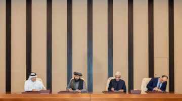 Menteri Pertahanan Afghanistan, Mullah Mohammad Yaqoob Mujahid, dan Menteri Pertahanan Pakistan, Khawaja Muhammad Asif, menandatangani perjanjian gencatan senjata, dalam pertemuan negosiasi yang dimediasi oleh Qatar dan Turki, di Doha, Qatar (19/10). Foto: QATAR MINISTRY OF FOREIGN AFFAIRS
