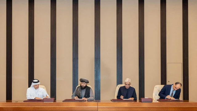 Menteri Pertahanan Afghanistan, Mullah Mohammad Yaqoob Mujahid, dan Menteri Pertahanan Pakistan, Khawaja Muhammad Asif, menandatangani perjanjian gencatan senjata, dalam pertemuan negosiasi yang dimediasi oleh Qatar dan Turki, di Doha, Qatar (19/10). Foto: QATAR MINISTRY OF FOREIGN AFFAIRS