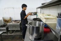 Pekerja merapikan barang di mitra dapur makan bergizi gratis (MBG) di kawasan Kalibata, Jakarta, Rabu (16/4/2025). Foto: Iqbal Firdaus/kumparan