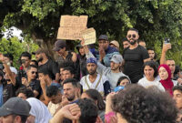 Sejumlah Demonstran menggelar aksi unjuk rasa yang dipimpin oleh pemuda yang menuntut pendidikan dan layanan kesehatan yang lebih baik di pusat kota Casablanca, Maroko, Kamis (2/10/2025). Foto: Stringer/Reuters
