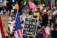 Masyarakat turun ke jalan, memprotes kebijakan Trump dalam sebuah unjuk rasa yang disebut 'No Kings', Sabtu (18/10) Foto: Frederic J. Brown/AFP