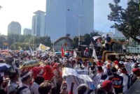 Sejumlah guru demonstrasi di area Monas, Jalan Merdeka Selatan, Jakarta Pusat, Kamis (30/10/2025).  Foto: Rayyan Farhansyah/kumparan
