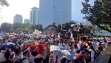 Sejumlah guru demonstrasi di area Monas, Jalan Merdeka Selatan, Jakarta Pusat, Kamis (30/10/2025).  Foto: Rayyan Farhansyah/kumparan
