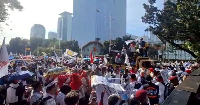 Sejumlah guru demonstrasi di area Monas, Jalan Merdeka Selatan, Jakarta Pusat, Kamis (30/10/2025).  Foto: Rayyan Farhansyah/kumparan
