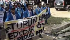 Suasana siswa SMK Negeri 1 Indralaya Selatan, ogan Ilir, Sumsel melakukan aksi mogok belajar pada Senin (6/10/2025). Mereka menuntut Kepala Sekolah (Kepsek) berinisial ED dan dua guru lainnya segera dicopot dari jabatannya. Foto : Tangkap Layar/Istimewa
