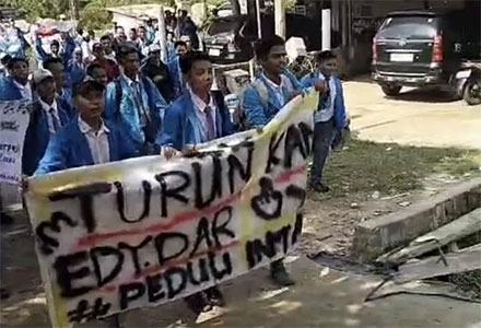 Suasana siswa SMK Negeri 1 Indralaya Selatan, ogan Ilir, Sumsel melakukan aksi mogok belajar pada Senin (6/10/2025). Mereka menuntut Kepala Sekolah (Kepsek) berinisial ED dan dua guru lainnya segera dicopot dari jabatannya. Foto : Tangkap Layar/Istimewa
