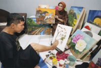 Penasehat I Dharma Wanita Persatuan Kemensos, Fatma Saifullah Yusuf, bersama rombongan, mengunjungi Galeri Yose Art, sanggar lukis milik Ani Seto untuk anak-anak penyandang disabilitas di Yogyakarta, Minggu (5/10/2025). Foto: Kemensos RI