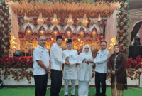 Wawako Azhar Hamzah, didampingi Sekretaris Dukcapil Asnadi, Meri Sumarni Kabid Pelayanan dan Kabid Pemanfaatan Data Siak Amrah memberikan