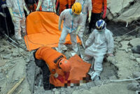 Petugas SAR gabungan kembali mengevakuasi satu korban ambruknya bangunan Ponpes Al-Khoziny, Kecamatan Buduran, Sidoarjo, pada pencarian hari keenam, Sabtu (4/10/2025). Foto: Farusma Okta Verdian/kumparan
