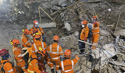 Evakuasi hari ke-7 korban ambruknya musala Ponpes Al Khoziny Sidoarjo. Foto: Dok. Tim SAR
