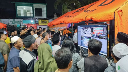 Suasana posko keluarga korban ambruknya bangunan Ponpes Al-Khoziny di asrama putri Ponpes Al-Khoziny, Kecamatan Buduran, Sidoarjo, Kamis (2/10/2025).  Foto: Farusma Okta Verdian/kumparan
