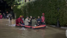 Pemadam kebakaran mengevakuasi karyawan kantor di area Taman Kemang, Jakarta Selatan, Kamis (30/10/2025). Foto: Amira Nada Fauziyyah/kumparan