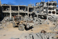 Alat berat membersihkan puing-puing bangunan yang hancur di Kota Gaza, Selasa (14/10/2025). Foto: Ebrahim Hajjaj/REUTERS