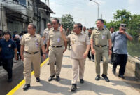 Gubernur DKI Jakarta Pramono Anung meninjau jalan beda tinggi di Jalan Inspeksi Kali Duri, Penjaringan, Jakarta Utara, Senin (27/10/2025). Foto: Amira Nada Fauziyyah/kumparan
