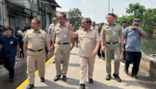 Gubernur DKI Jakarta Pramono Anung meninjau jalan beda tinggi di Jalan Inspeksi Kali Duri, Penjaringan, Jakarta Utara, Senin (27/10/2025). Foto: Amira Nada Fauziyyah/kumparan