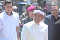 Gubernur Jawa Barat Dedi Mulyadi tiba menghadiri Rapat Paripurna HUT ke-498 Indramayu di Gedung DPRD Indramayu, Selasa (7/10/2025). Foto: kumparan
