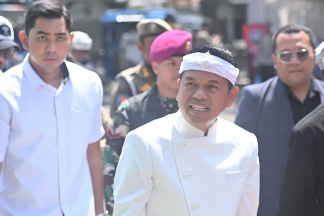 Gubernur Jawa Barat Dedi Mulyadi tiba menghadiri Rapat Paripurna HUT ke-498 Indramayu di Gedung DPRD Indramayu, Selasa (7/10/2025). Foto: kumparan