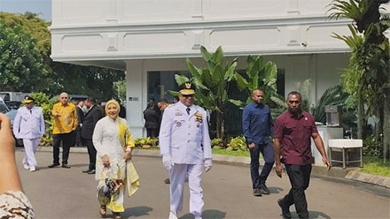 Gubernur Papua terpilih, Mathius D Fakhiri tiba di Istana Kepresidenan, Jakarta, Rabu (8/10/2025). Foto: Jonathan Devin/kumparan