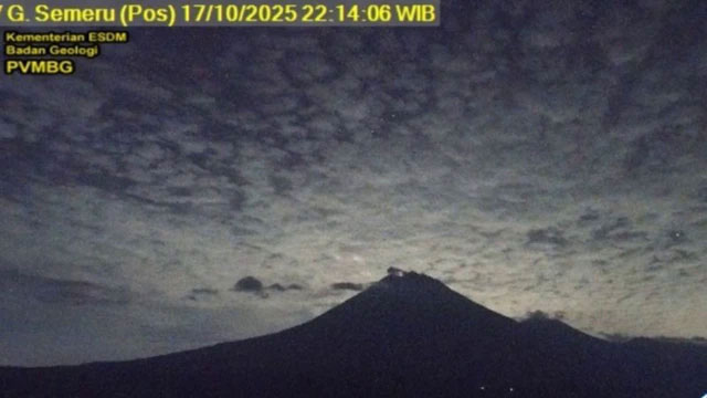 Gunung Semeru kembali erupsi dengan letusan setinggi 700 meter di atas puncak pada Jumat (20/6/2025) malam pukul 20.37 WIB. Foto: HO-PVMBG/Antara