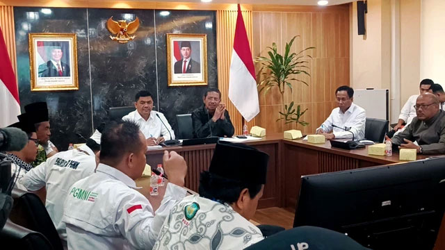 Wakil Menteri Sekretariat Negara (Wamensesneg) Juri Ardiantoro menerima perwakilan organisasi guru madrasah di Kantor Kementerian Sekretariat Negara, Jakarta, Kamis (30/10/2025).  Foto: Zamachsyari/kumparan