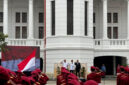 Mensos Saifullah Yusuf (Gus Ipul) dan Wamensos Agus Jabo Priyono menghadiri upacara Sumpah Pemuda dengan siswa SRMA 10 Jakarta Selatan, SRMA 9 Jakarta Timur, SRMP 6 Jakarta Timur di Museum Bank Indonesia, Selasa (28/10/2025). Foto: Amira Nada Fauziyyah/kumparan