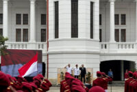 Mensos Saifullah Yusuf (Gus Ipul) dan Wamensos Agus Jabo Priyono menghadiri upacara Sumpah Pemuda dengan siswa SRMA 10 Jakarta Selatan, SRMA 9 Jakarta Timur, SRMP 6 Jakarta Timur di Museum Bank Indonesia, Selasa (28/10/2025). Foto: Amira Nada Fauziyyah/kumparan

