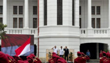 Mensos Saifullah Yusuf (Gus Ipul) dan Wamensos Agus Jabo Priyono menghadiri upacara Sumpah Pemuda dengan siswa SRMA 10 Jakarta Selatan, SRMA 9 Jakarta Timur, SRMP 6 Jakarta Timur di Museum Bank Indonesia, Selasa (28/10/2025). Foto: Amira Nada Fauziyyah/kumparan