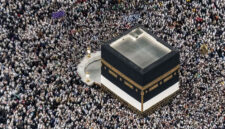 Jamaah haji dari berbagai negara melakukan Tawaf di Masjidil Haram, Makkah, Arab Saudi, Minggu (15/6/2025). Foto: Andika Wahyu/ANTARA FOTO
