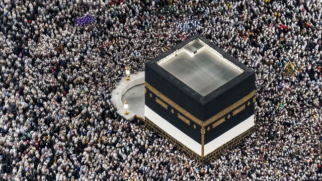 Jamaah haji dari berbagai negara melakukan Tawaf di Masjidil Haram, Makkah, Arab Saudi, Minggu (15/6/2025). Foto: Andika Wahyu/ANTARA FOTO