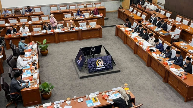Rapat kerja Komisi VIII DPR RI bersama Kementerian Haji dan Umrah di Kompleks Parlemen, Senayan, Jakarta Pusat pada Senin (27/10/2025). Foto: Abid Raihan/kumparan