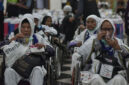 Jemaah haji minum teh hangat saat tiba di Aula Asrama Haji Embarkasi Jakarta, Pondok Gede, Jakarta Timur, Kamis (12/6/2025). Foto: Fakhri Hermansyah/ANTARA FOTO