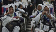 Jemaah haji minum teh hangat saat tiba di Aula Asrama Haji Embarkasi Jakarta, Pondok Gede, Jakarta Timur, Kamis (12/6/2025). Foto: Fakhri Hermansyah/ANTARA FOTO
