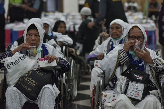 Jemaah haji minum teh hangat saat tiba di Aula Asrama Haji Embarkasi Jakarta, Pondok Gede, Jakarta Timur, Kamis (12/6/2025). Foto: Fakhri Hermansyah/ANTARA FOTO