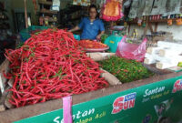 tumpukan cabai merah dan cabai hijau di warung 
foto : dok. istimewa