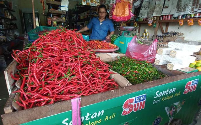 tumpukan cabai merah dan cabai hijau di warung 
foto : dok. istimewa