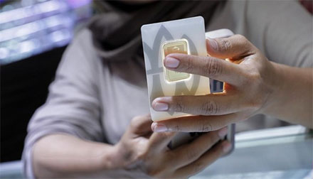 Harga emas Antam meningkat menjadi Rp2.335.000 per gram, mencetak rekor tertinggi sepanjang sejarah. (CNN Indonesia/Safir Makki).