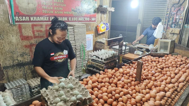 Pedagang bahan pokok pangan di Pasar Kramat Jati, Jakarta Timur, Minggu (12/10/2025). Foto: Argya Maheswara/kumparan
