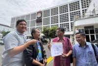 Roy Suryo cs usai menyerahkan fotokopi ijazah terlegalisir Joko Widodo yang digunakan dalam  pencalonan Presiden tahun 2014 di KPU RI, Jakarta, Jumat (24/10/2025). Foto: Amira Nada Fauziyyah/kumparan