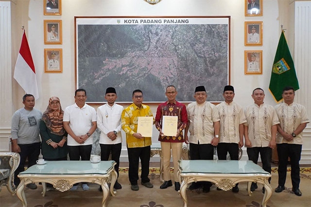 Para pejabat Imigrasi Sumbar dan Padang Panjang usai pertemuan di Padang Panjang.