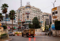 Kendaraan militer berpatroli di jalan di luar gedung tempat kantor Al Jazeera berada di Ramallah, Tepi Barat, Minggu (22/9/2024). Foto: Mohammed Torokman/REUTERS
