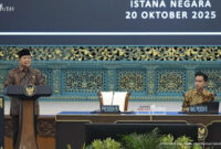 Presiden Prabowo menyampaikan paparan saat sidang kabinet paripurna di Istana Negara, Jakarta, Rabu (20/10/2025). Foto: Zamachsyari/kumparan