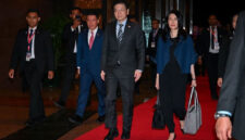 PM Singapura Lawrence Wong bersama istrinya Loo Tze Lui tiba untuk menghadiri Konferensi Tingkat Tinggi (KTT) ke-47 ASEAN di Kuala Lumpur, Malaysia, Sabtu (25/10/2025). Foto: X/@kpkt_gov