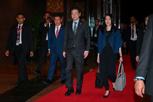 PM Singapura Lawrence Wong bersama istrinya Loo Tze Lui tiba untuk menghadiri Konferensi Tingkat Tinggi (KTT) ke-47 ASEAN di Kuala Lumpur, Malaysia, Sabtu (25/10/2025). Foto: X/@kpkt_gov