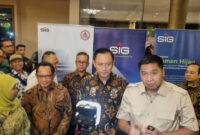 Menteri PKP, Maruarar Sirait atau Ara (kanan), Menko Bidang Infrastruktur dan Pembangunan Kewilayahan Agus Harimurti Yudhoyono (tengah) dan Mendagri, Muhammad Tito Karnavian (dua dari kiri) di Surabaya, Kamis (16/10/2025). Foto: Farusma Okta Verdian/kumparan
