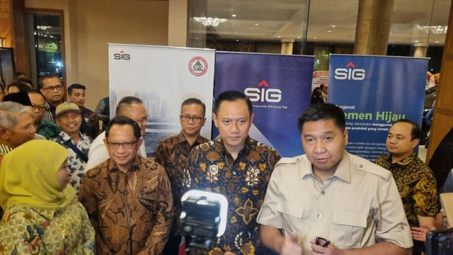 Menteri PKP, Maruarar Sirait atau Ara (kanan), Menko Bidang Infrastruktur dan Pembangunan Kewilayahan Agus Harimurti Yudhoyono (tengah) dan Mendagri, Muhammad Tito Karnavian (dua dari kiri) di Surabaya, Kamis (16/10/2025). Foto: Farusma Okta Verdian/kumparan