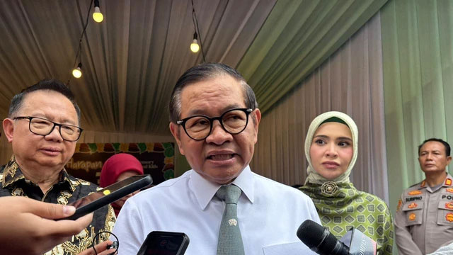Gubernur Jakarta Pramono Anung di kawasan Jalan Pramuka, Jakarta Timur pada Sabtu (18/10).  Foto: Abid Raihan/kumparan